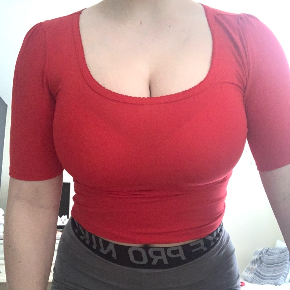 red cap sleeve crop top